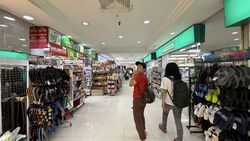 Lucky Plaza (D9), Retail #561793831
